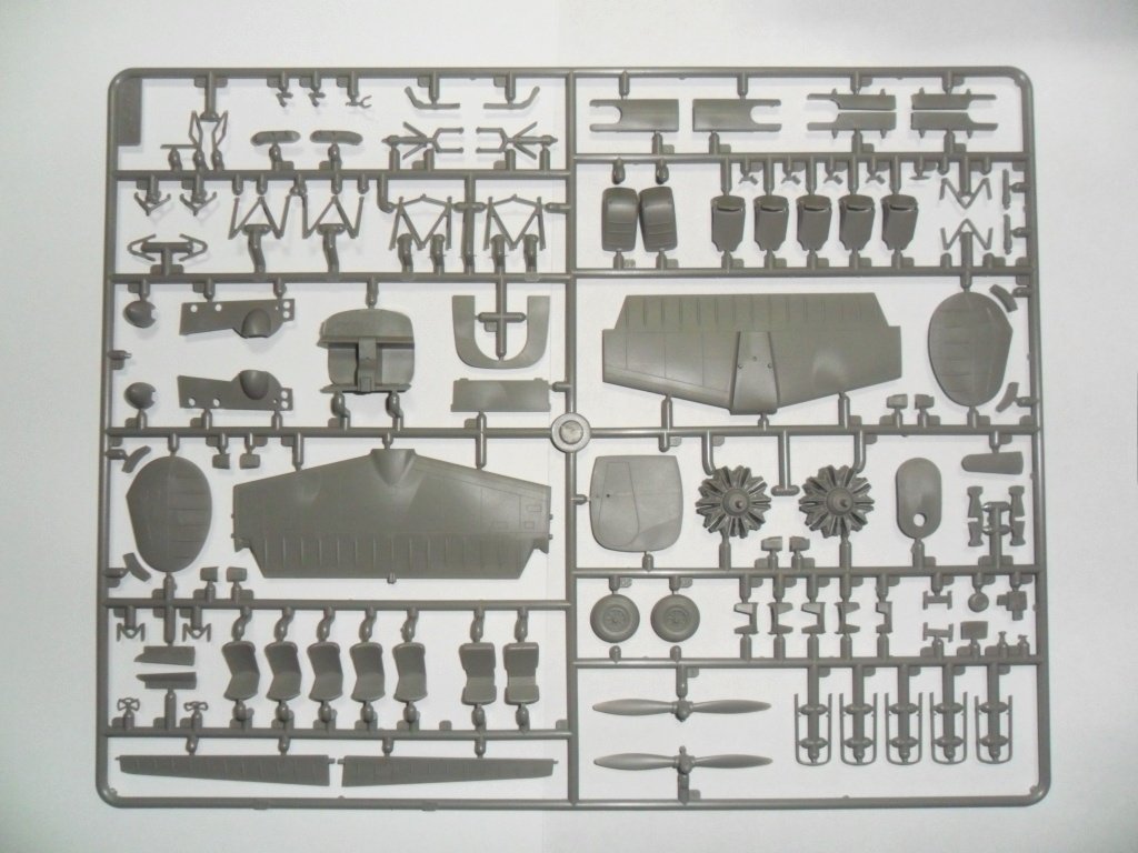ICM 48185 C18S, American Passenger Aircraft 1/48 – Bild 7