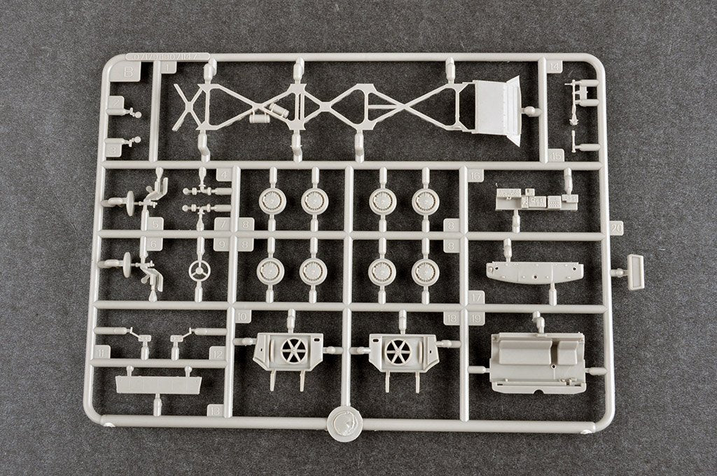 Trumpeter 07180 Russian 9P140 TEL of 9K57 Uragan Multiple Launch Rocket System 1/72 – zdjęcie 9