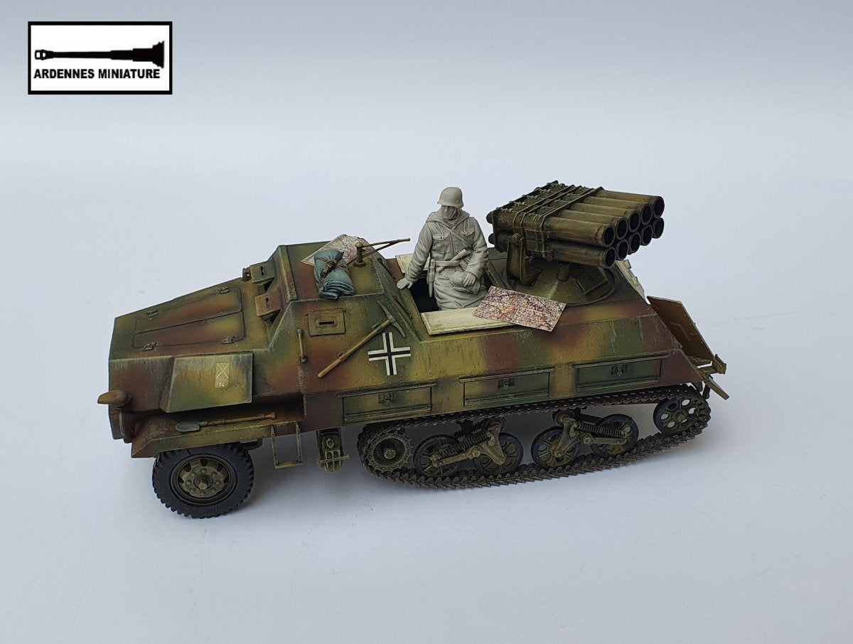 Ardennes Miniature 35020 WW2 PANZER COMMANDER AND GERMAN SOLDIER 1/35 – image 5