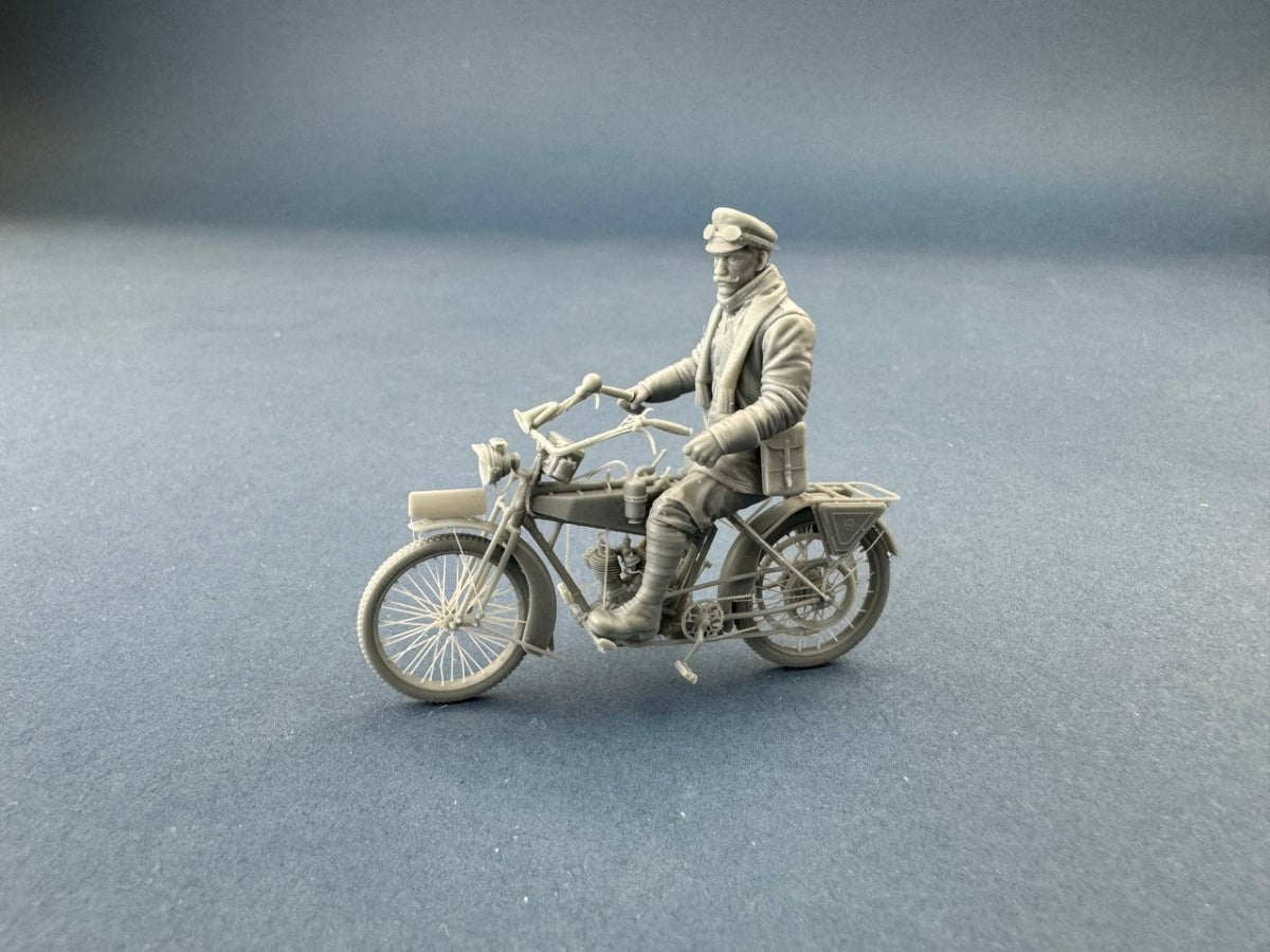 Copper State Models F35-056 German dispatch rider Standing with a motorcycle ( Motorcycle not included) 1/35 – immagine 3