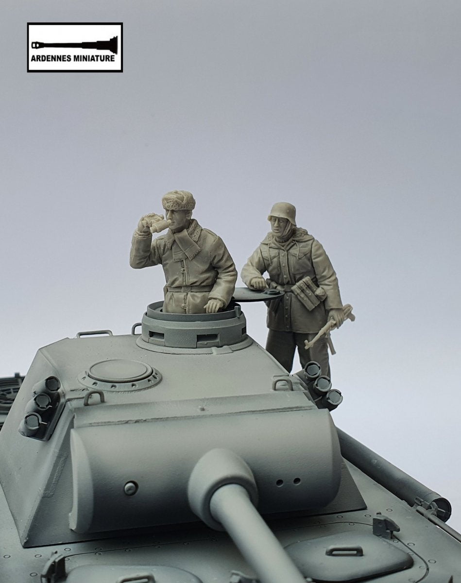 Ardennes Miniature 35020 WW2 PANZER COMMANDER AND GERMAN SOLDIER 1/35 – image 3