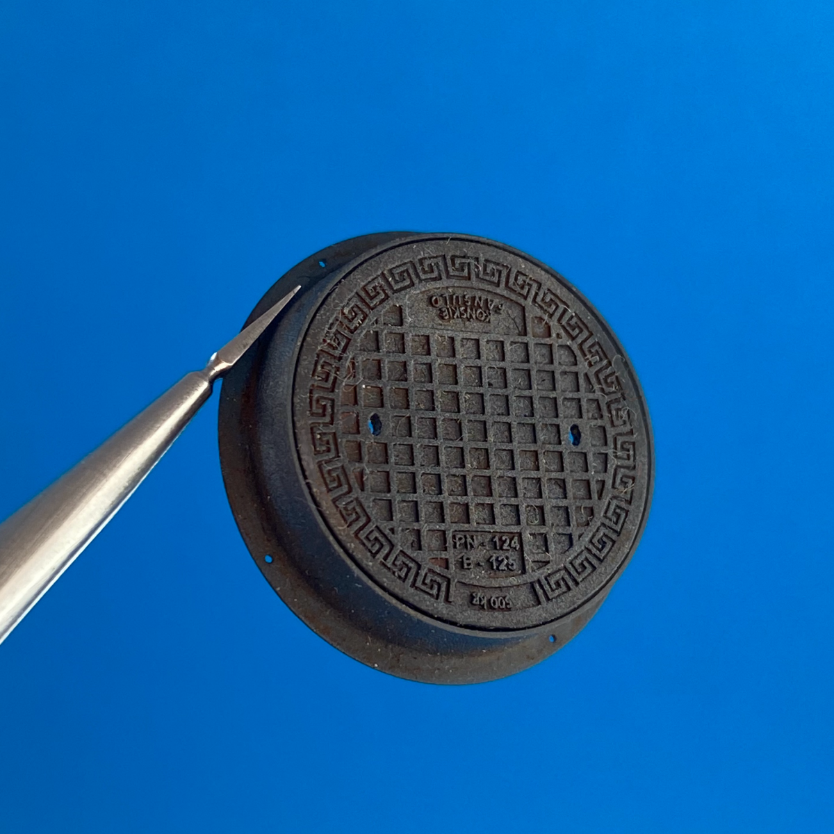 Point of no Return 3523036 Żeliwny właz kanalizacyjny / Cast iron sewer manhole 1/35 – zdjęcie 4