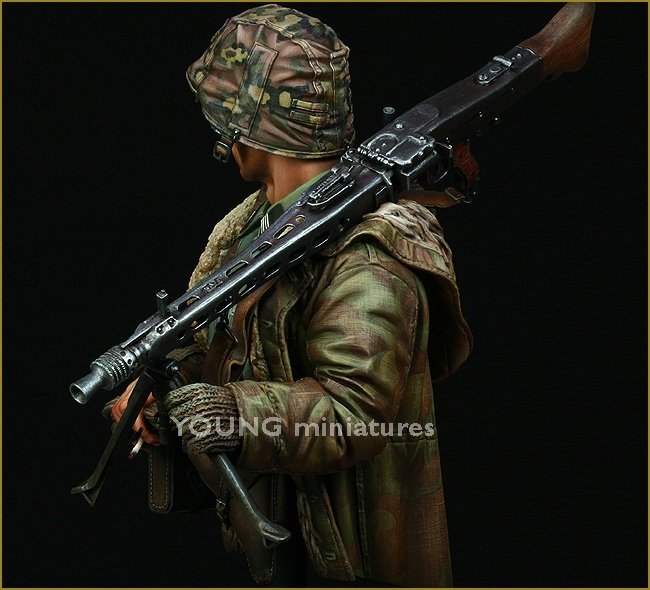 Young Miniatures YM1822 Waffen SS MG-42 Gunner Ardennes 1944 1/10 – immagine 2