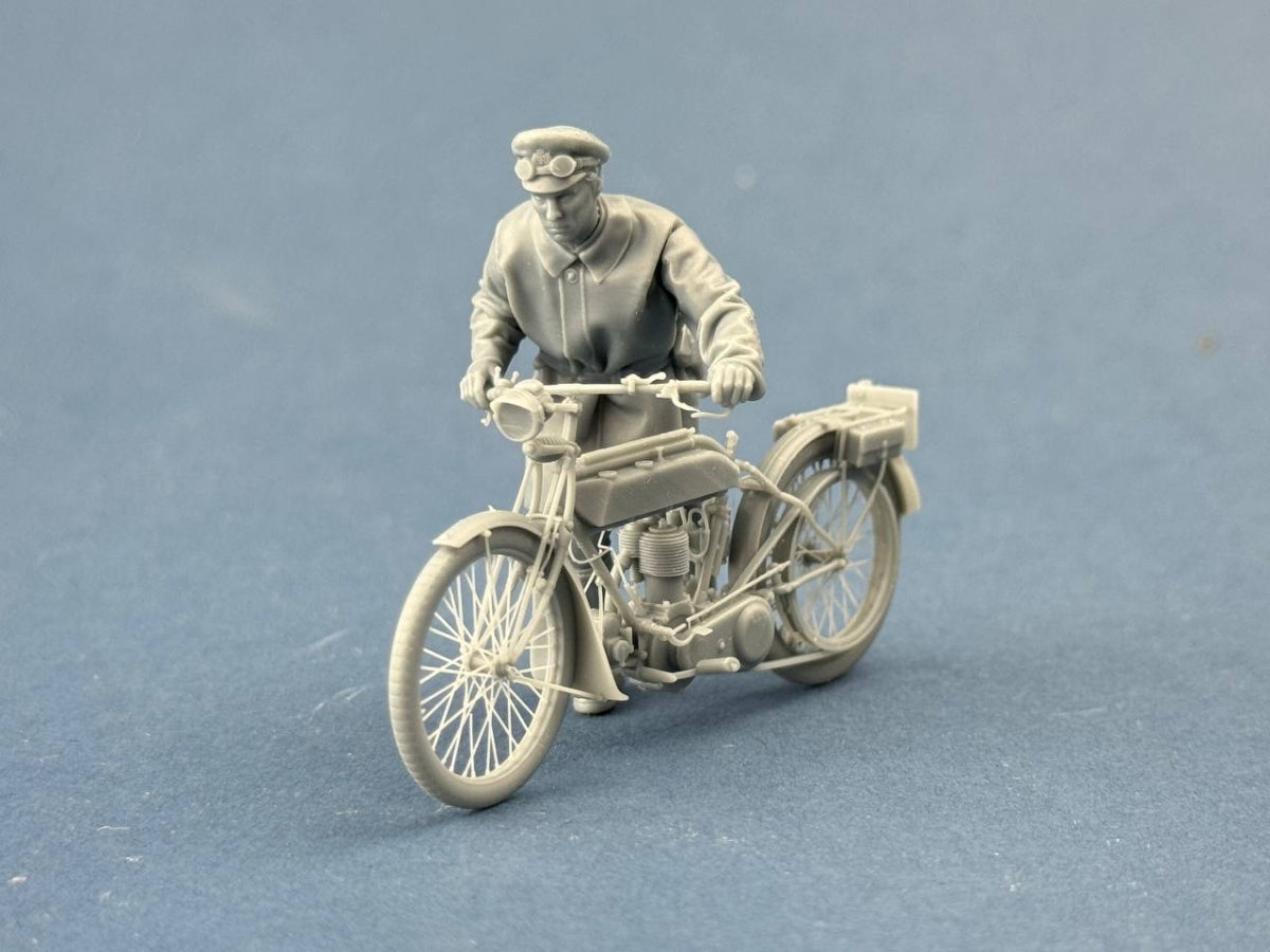 Copper State Models F35-062 British Dispatch Rider pushing his motorcycle (motorcycle not included) 1/35 – immagine 2