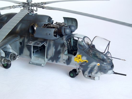 Trumpeter 05103 Mil Mi-24V Hind-E Helicopter – immagine 3