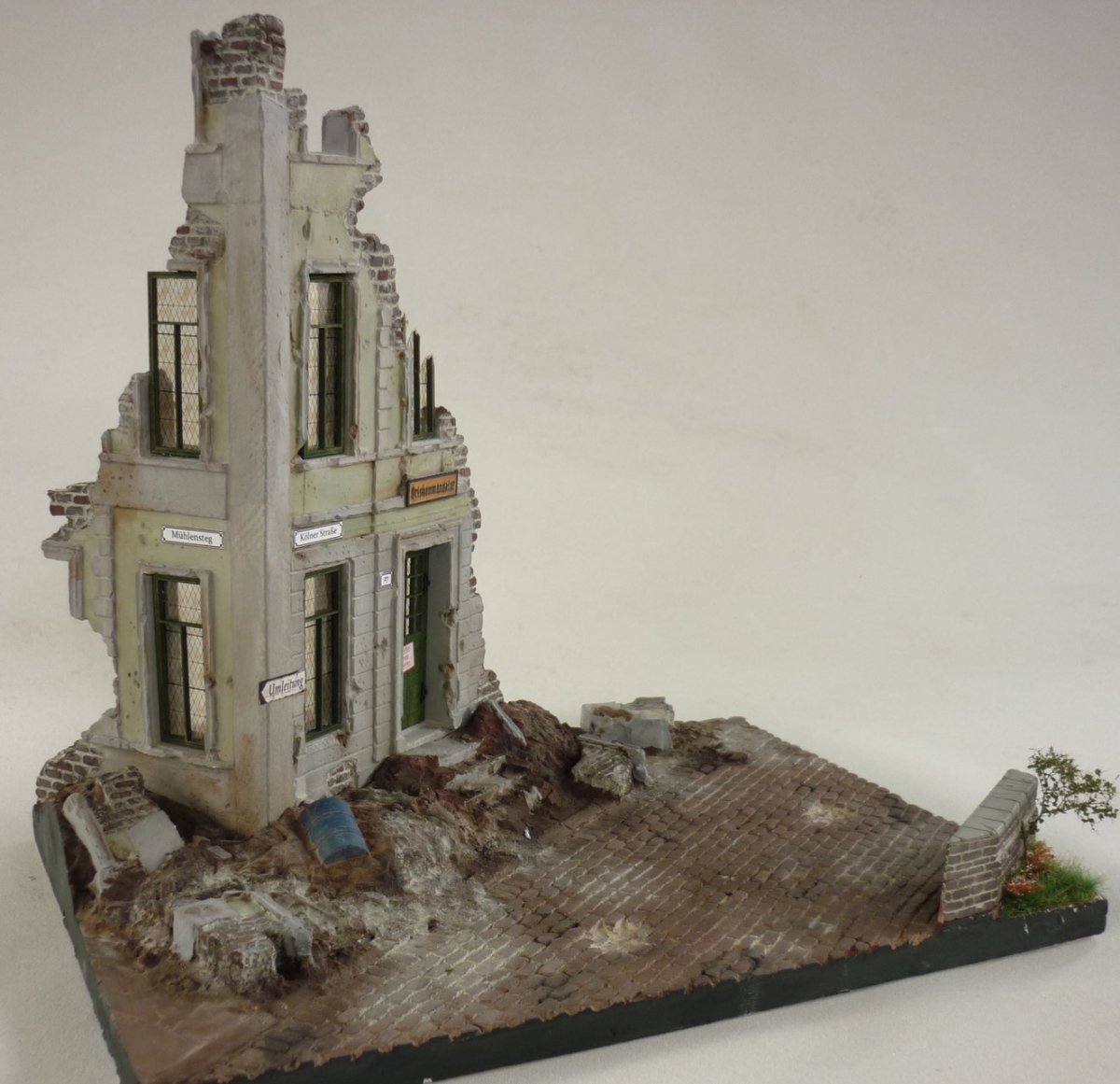 RT-Diorama 35252 Diorama-Base: Corner Ruin Berlin 1/35 – immagine 4