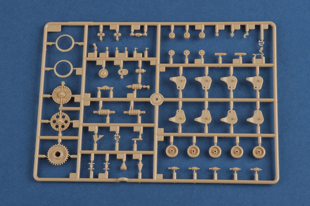 Hobby Boss 83894 French R35 with FCM turret tank 1/35 – image 11