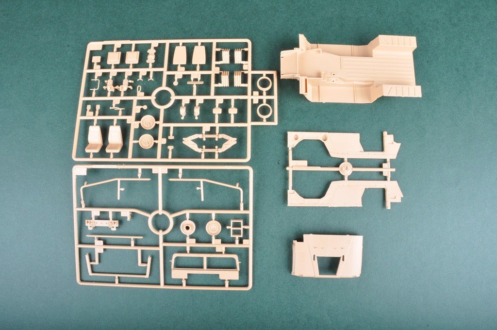 Hobby Boss 82467 Meng Shi Véhicule utilitaire léger militaire de 1,5 tonne - Version Parade (1/35) – image 5