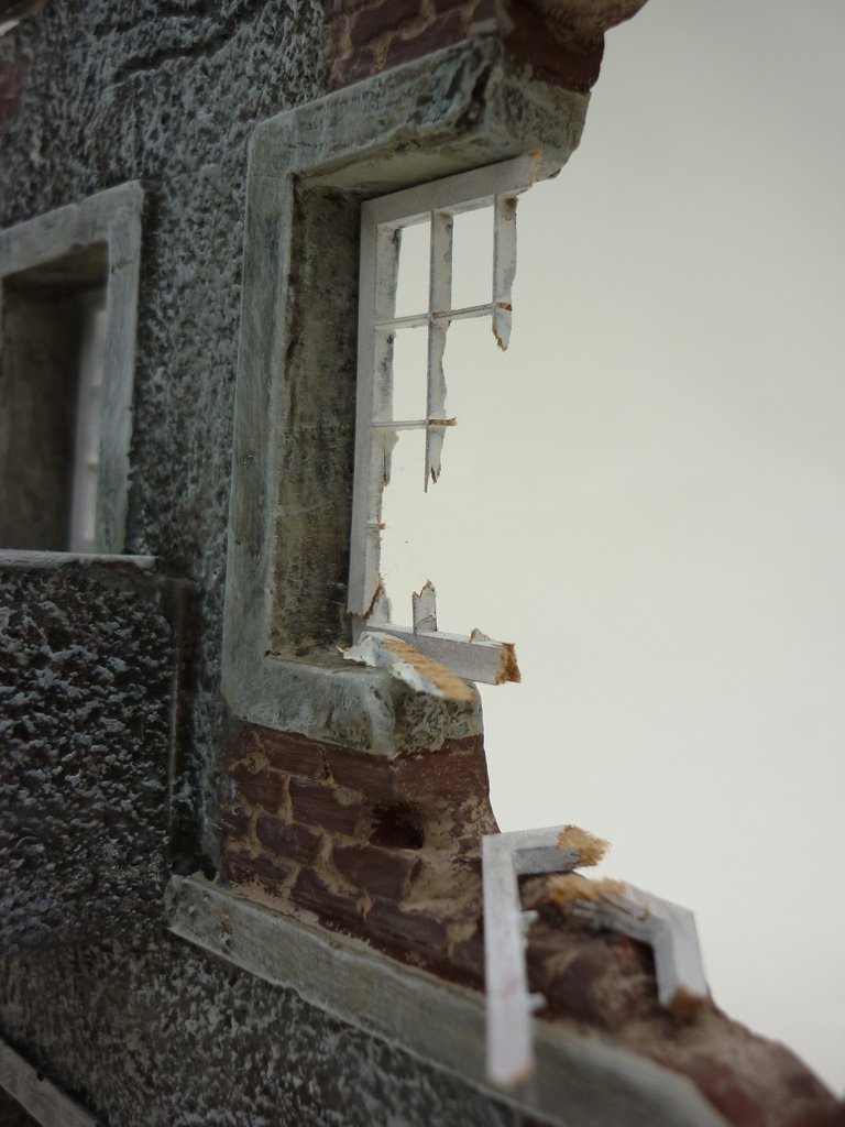RT-Diorama 35175 Damaged Village House 1/35 – image 7
