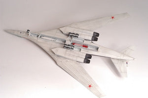 Zvezda 7002 Russian Supersonic Strategic Bomber Tu-160 1/144 – Bild 4