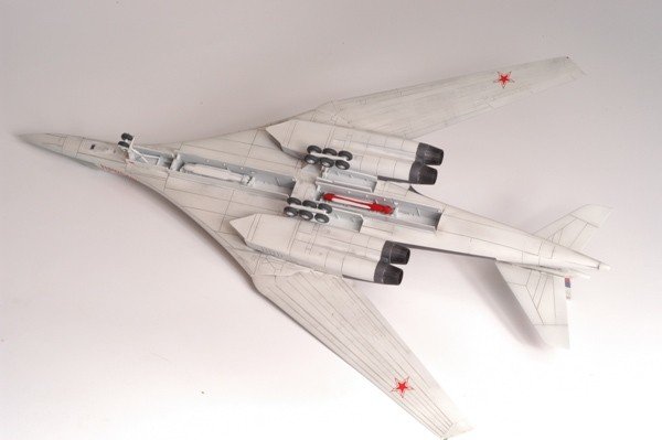 Zvezda 7002 Russian Supersonic Strategic Bomber Tu-160 1/144 – Bild 4