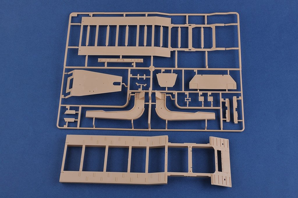 Hobby Boss 85513 Ukraine KrAZ-6446 Tractor with MAZ/ChMZAP-5247G semitrailer 1/35 – immagine 7