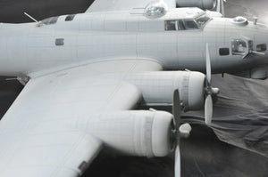 HK Models 01E04 B-17 Flying Fortress F and G 1/32 – immagine 12