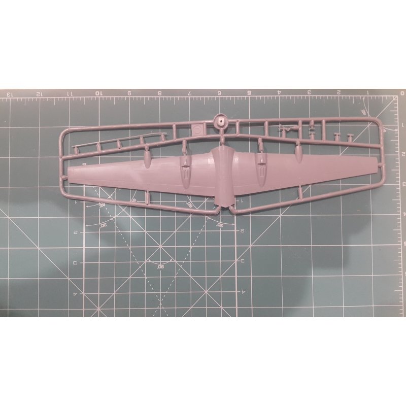 Big Model 1440031 IL-18V Malev 1/144 – immagine 6