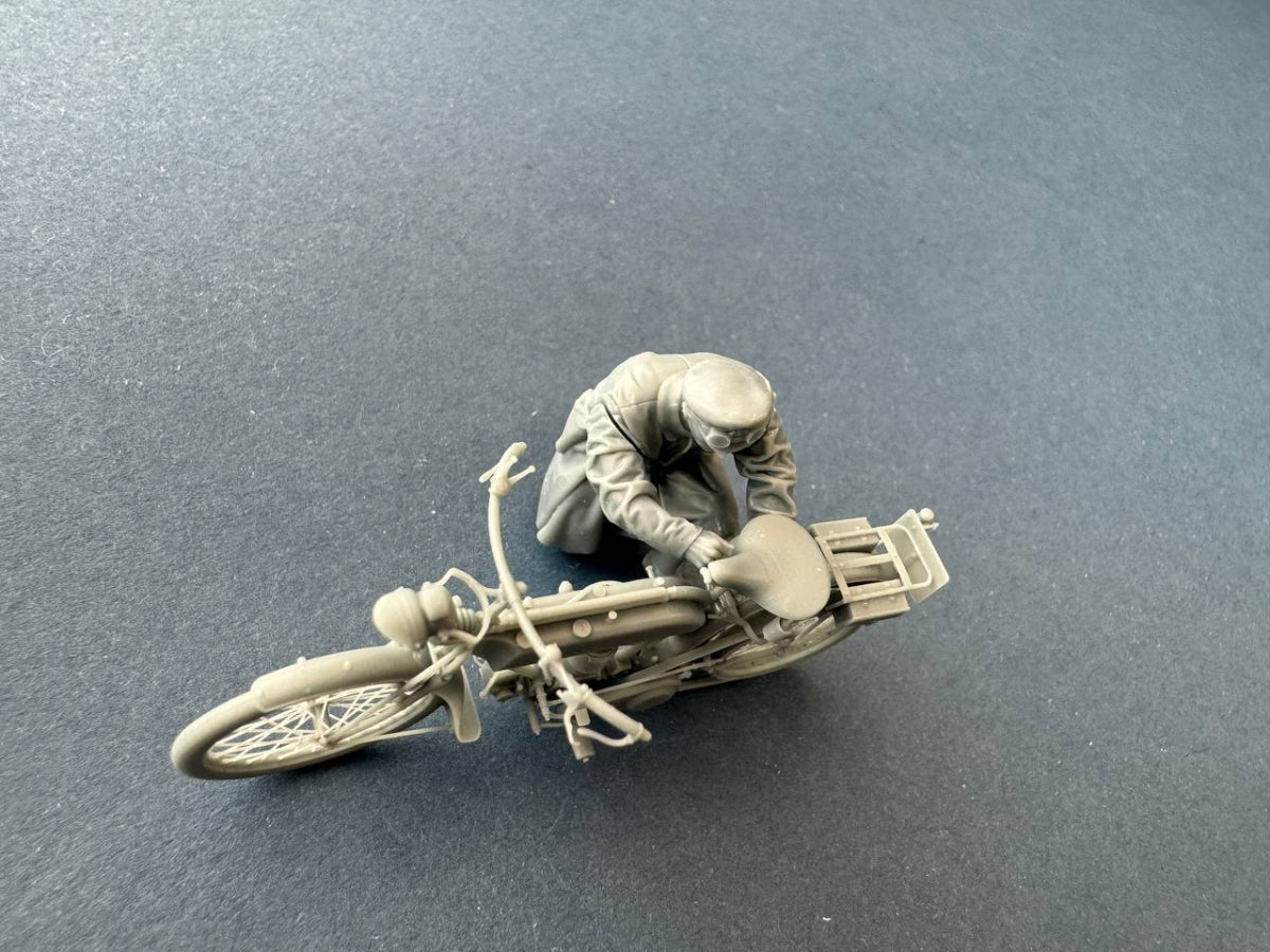 Copper State Models F35-058 British dispatch rider Checking motorcycle ( Motorcycle not included) 1/35 – immagine 5