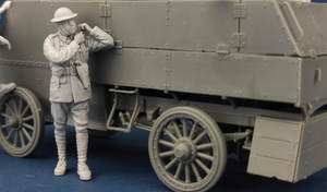 Copper State Models F35-030 Canadian Motor MG Brigade Officer putting the helmet on 1/35 – immagine 2