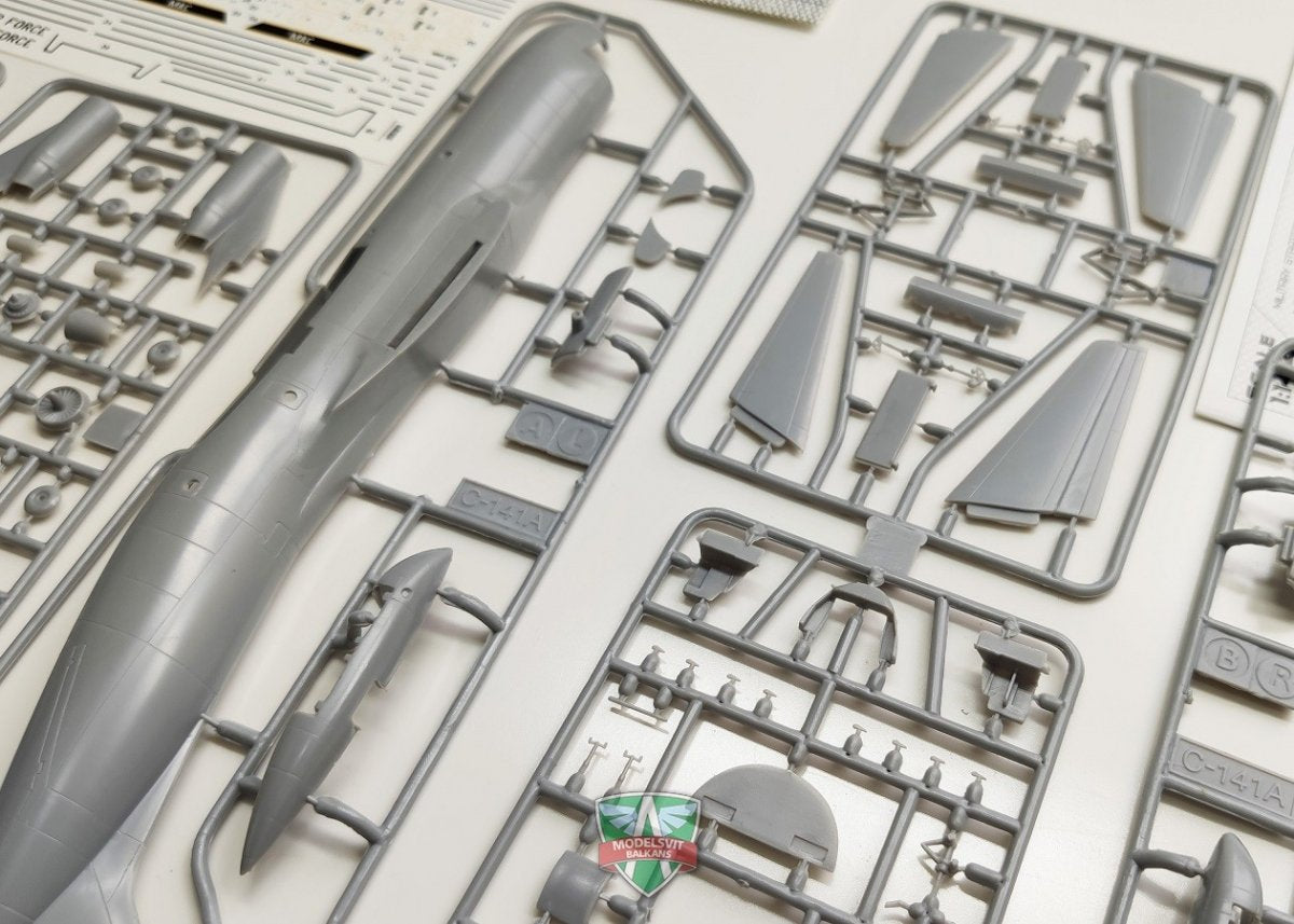 A&amp;amp;A Models 4402 C-141A Military Strategic Airlifter 1/144 – Bild 5