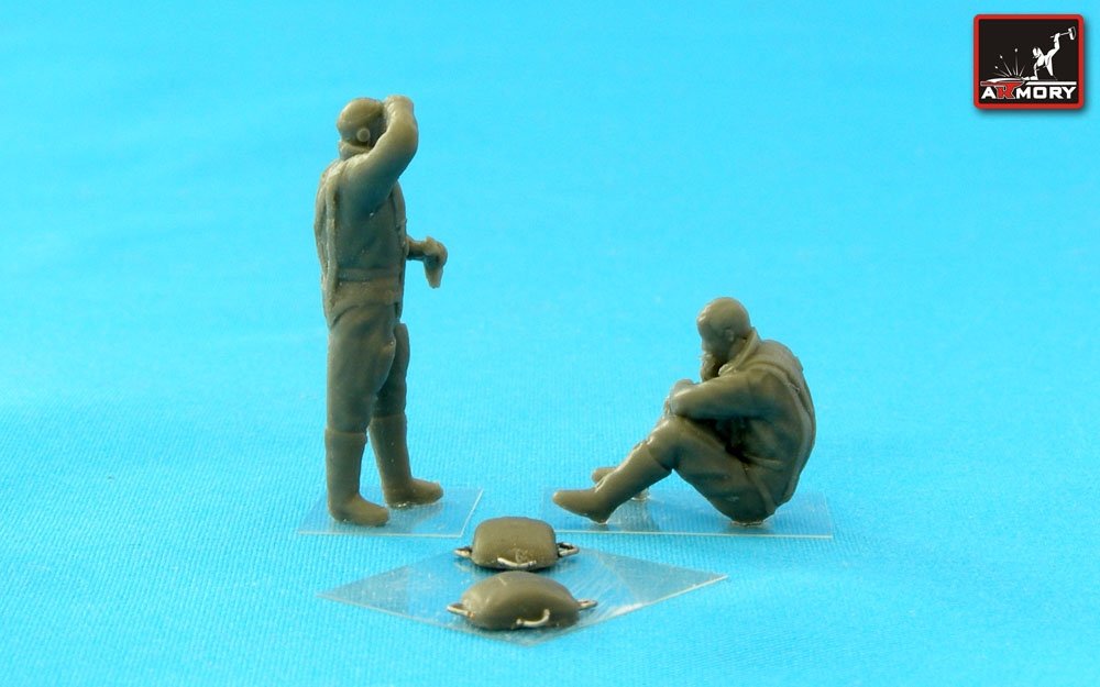 Armory Models F7224c RAF WWII crewmen in high altitude outfit – “Waiting…” 1/72 – immagine 3