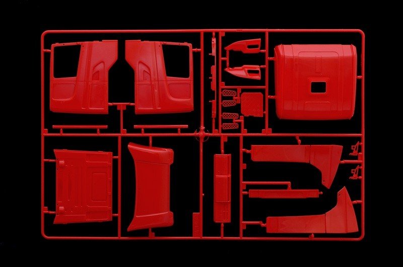 Italeri 3882 Scania R560 V8 Highline Red Griffin 1/24 – immagine 12