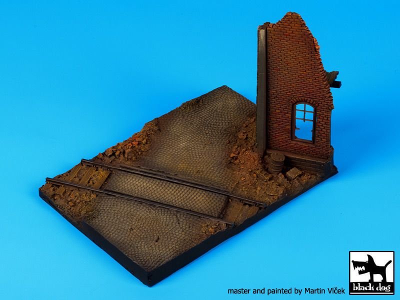 Black Dog D72018 Maison en ruine avec passage à niveau (socle) 1/72 – image 3