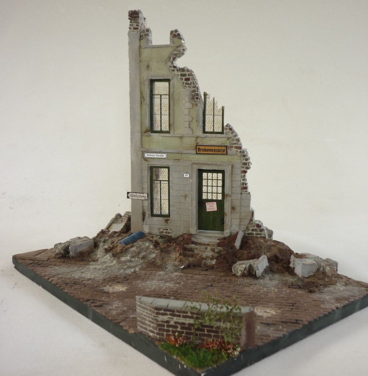 RT-Diorama 35252 Diorama-Base: Corner Ruin Berlin 1/35 – immagine 10