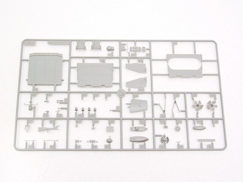Trumpeter 05606 USSR Admiral Kuznetsov aircraft carrier 1/350 – Bild 19
