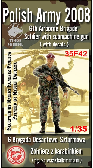 Toro 35F42 6 Brygada Desantowo-Szturmowa - Żołnierz z karabinkiem Figurka wraz z kalkomanią 1/35