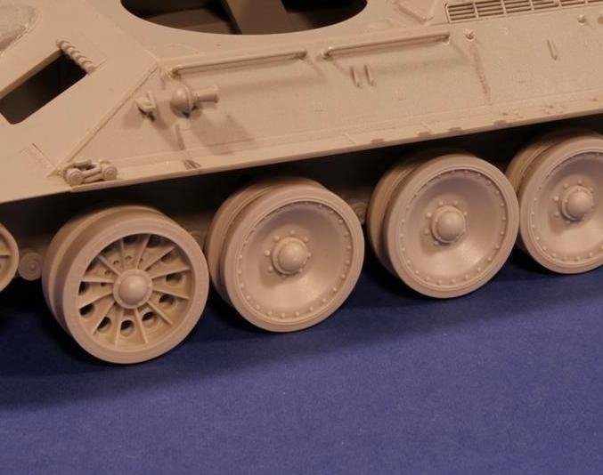 Panzer Art RE35-169 T-34 with captured “Panther” road wheels (183 and 174 Zavod) 1/35 – Bild 2