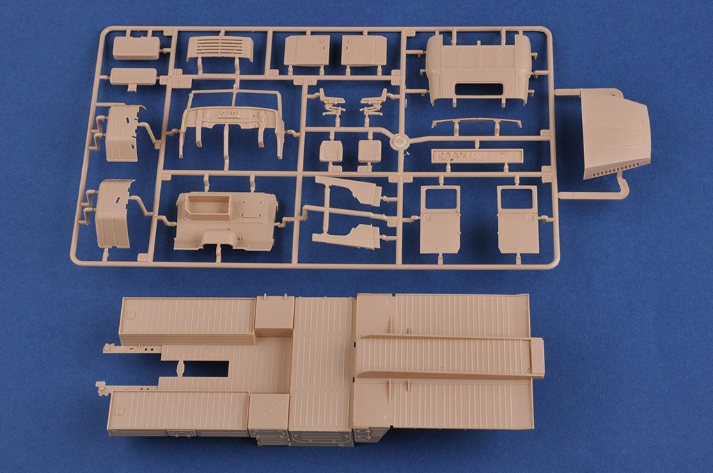 Hobby Boss 85511 Russian KrAZ-260B Tractor with 5P85TE TEL S-300PMU 1/35 – zdjęcie 11