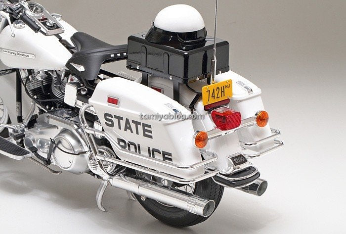 Tamiya 16038 Harley Davidson FLH1200 - Police Bike 1/6 – image 2