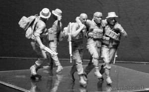 Master Box 35107 HEAD FOR THE HUEY VIETNAM (1/35) – image 5