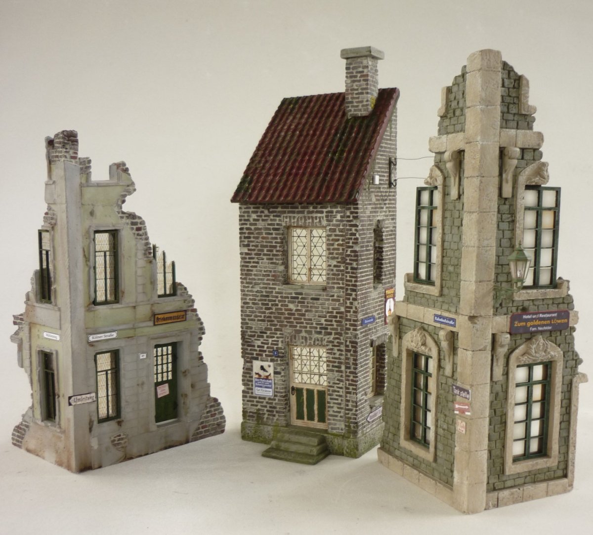 RT-Diorama 35255 Corner Buildings (3pcs.) 1/35 – immagine 6