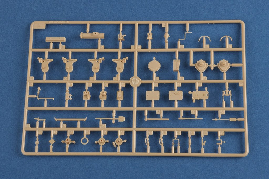 Hobby Boss 83894 French R35 with FCM turret tank 1/35 – image 6
