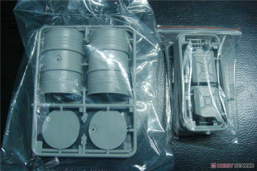 Classy Hobby MC16002 WWII German 20L Jerry Can &amp;amp; 200L Fuel Drum Set 1/16 – Bild 3