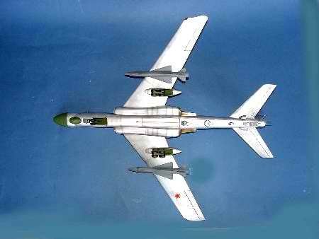 Trumpeter 01613 Tupolev Tu-16K-10 BADGER C 1/72 – Bild 2