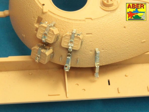 Supports Aber 35A129 pour boîtes de munitions supplémentaires utilisées sur les tanka soviétiques comme : T-54 ; T-55 ou T-62 (1/35) – image 7
