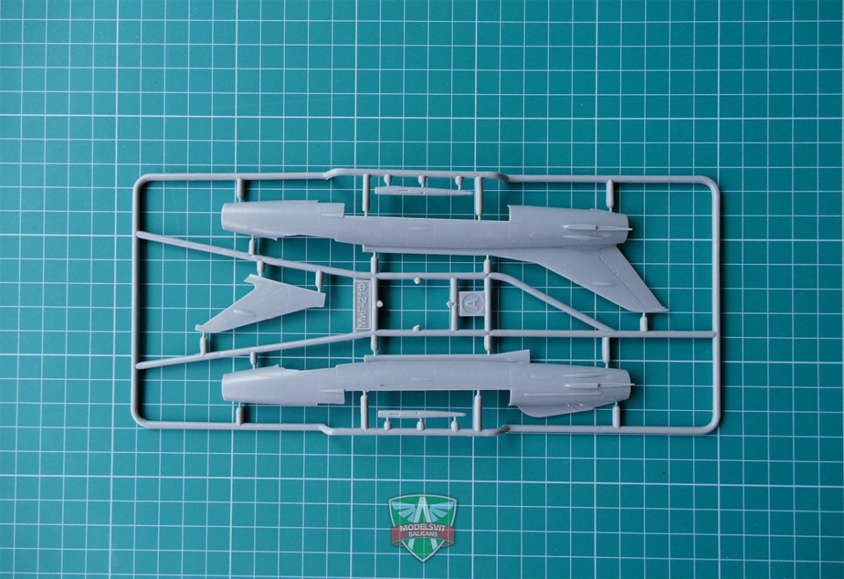 Modelsvit 72021 MiG-21F(Izdeliye &amp;quot;72&amp;quot;) Soviet supersonic fighter 1/72 – Bild 3