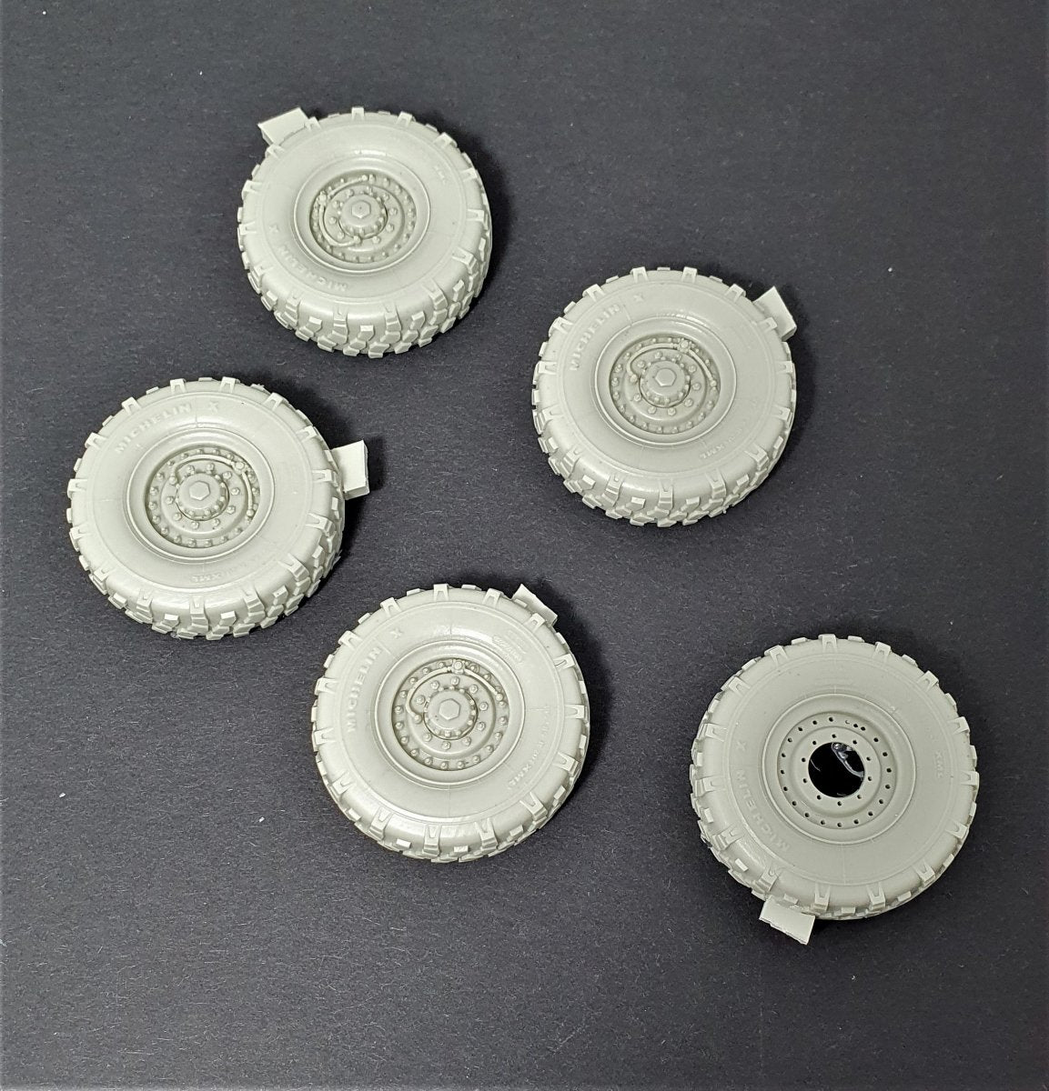Panzer Art RE35-705 M1078 LMTV Road wheels (Michelin) 1/35 – imagen 2