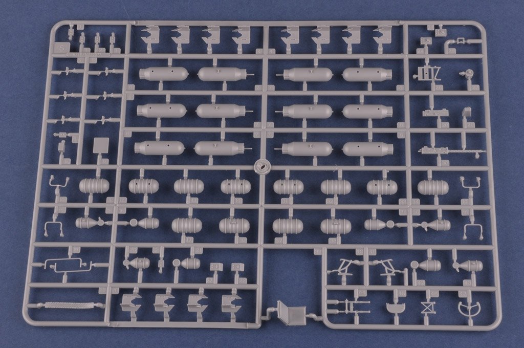 Hobby Boss 83211 B-24J Liberator 1/32 – image 13