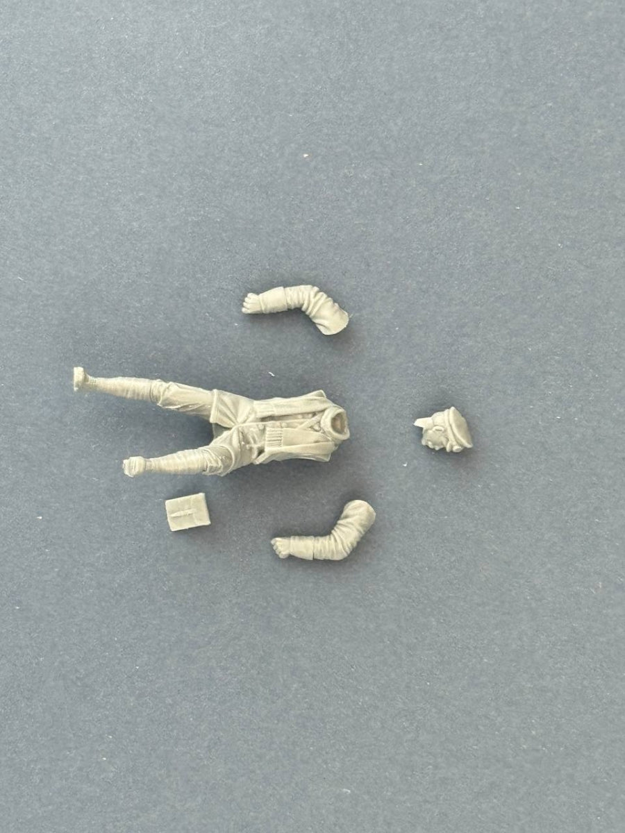 Copper State Models F32-060 German Dispatch Rider standing with a motorcycle (Motorcycle not included) 1/32 – Bild 4