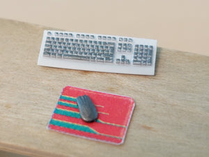 Point of no Return 3524057 PC z monitorem, klawiaturą, myszką i kalkomaniami / PC with monitor, keyboard, mouse and decals 1/35 – Bild 3