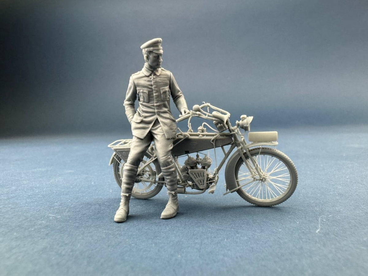 Copper State Models F35-055 Werner Voss posing with a motorcycle ( Motorcycle not included) 1/35 – zdjęcie 2