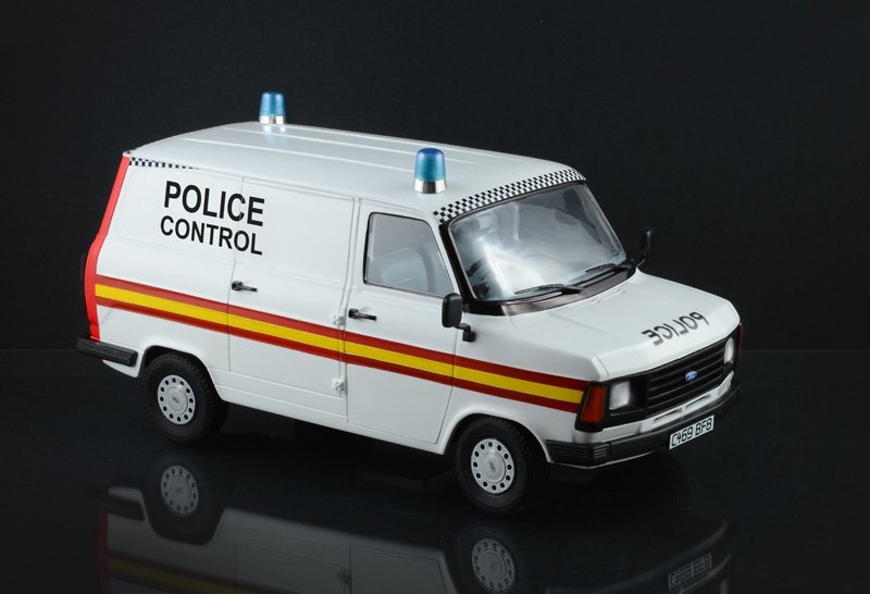 Italeri 3657 FORD TRANSIT UK POLICE 1/24 – imagen 3
