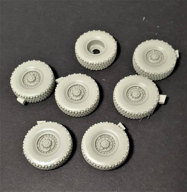 Panzer Art RE35-710 FMTV Road wheels (Goodyear) 1/35 – immagine 2