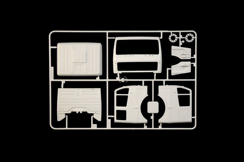 Italeri 3956 Mercedes Benz SK 1844 LS V8 1/24 – image 4