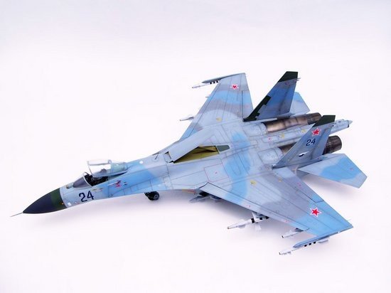 Trumpeter 02224 Soviet Sukhoi Su-27 Flanker B 1/32 – image 2