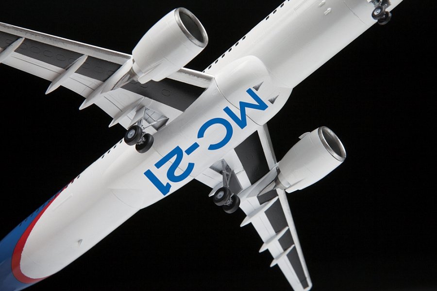 Zvezda 7033 IRKUT MS-21 Avion de ligne 1/44 – image 4