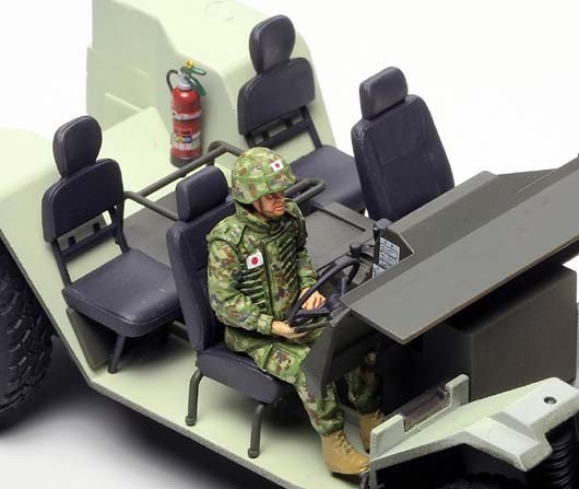 Tamiya 35275 JGSDF Light Armored Vehicle Iraq Humanitarian Assistance Team 1/35 – Bild 3