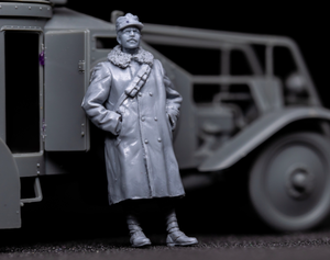 Copper State Models F35-026 Italian Armoured Car Officer in Fur Greatcoat 1/35 – immagine 2