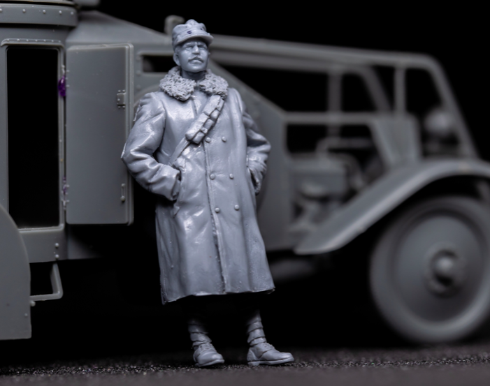 Copper State Models F35-026 Italian Armoured Car Officer in Fur Greatcoat 1/35 – immagine 2